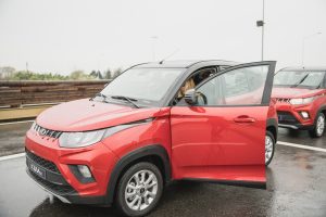 Mahindra kuv 100 suv economici