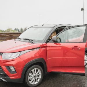 Mahindra kuv 100 suv economici