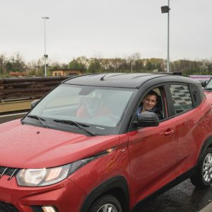 Mahindra kuv 100 suv economici