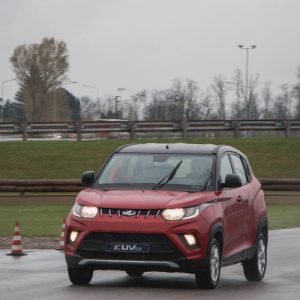 Mahindra kuv 100 suv economici