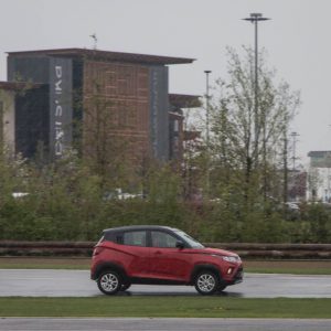 Mahindra kuv 100 suv economici