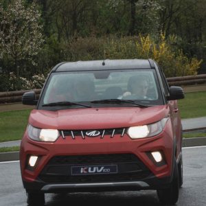 Mahindra kuv 100 suv economici