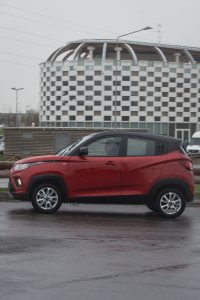 Mahindra kuv 100 suv economici