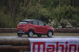 Mahindra kuv 100 suv economici