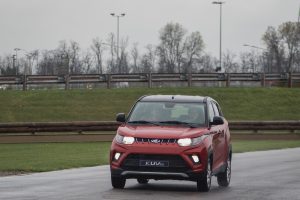 Mahindra kuv 100 suv economici