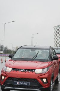 Mahindra kuv 100