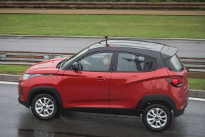 Mahindra kuv 100