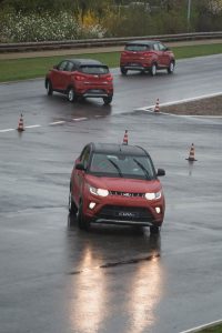 Mahindra kuv 100