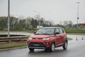 Mahindra kuv 100