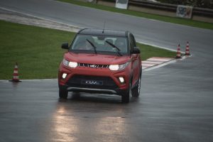 Mahindra kuv 100