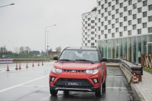 Mahindra kuv 100